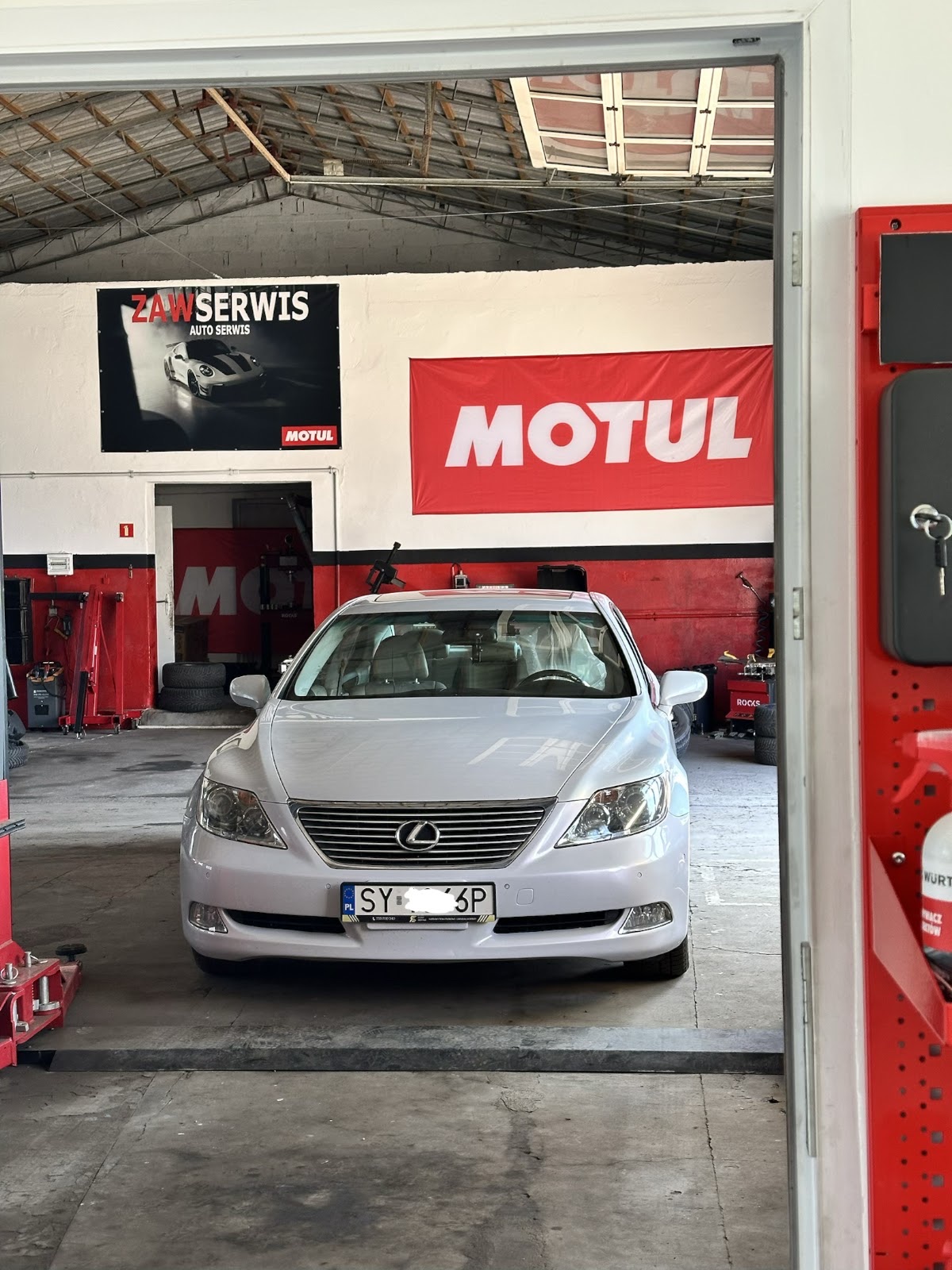 Lexus przed warsztatem ZAWSERWIS w Bytomiu